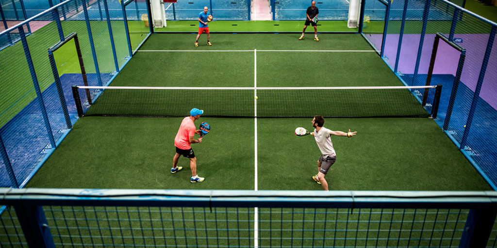 Cancha de pádel en Ecuador con césped sintético profesional